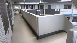 【その他共用部分】 | 玄関前の共用廊下もスッキリ広々としております。