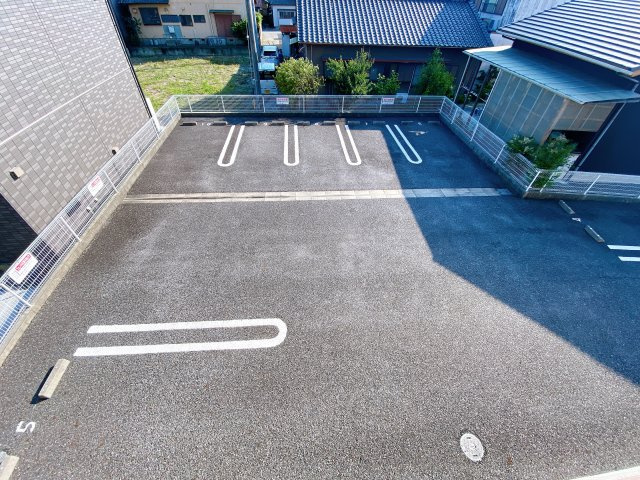 ラピスラズリの駐車場