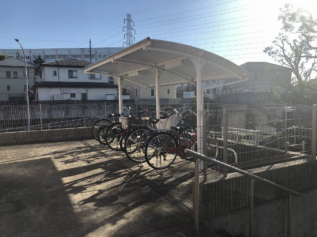 【その他共用部分】 | メゾン シェレスト【SHM】 | 屋根付きの駐輪場で雨が降っても大切な自転車が濡れなくてすみますね♪駅から自転車もおすすめです！