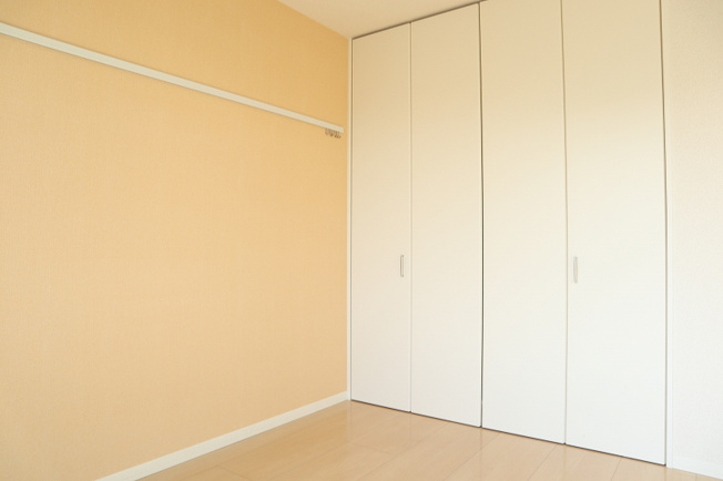 【寝室】 | メゾン シェレスト【SHM】 | クローゼットのある洋室4.7帖のお部屋です！荷物やお洋服の多い方もお部屋が片付いて快適に過ごせますね♪
