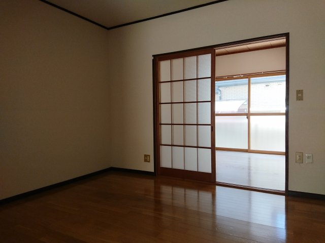【洋室】 | ６帖洋室側から4.5帖側を撮影