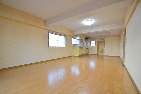 広島市西区南観音７丁目の賃貸マンションの居間・リビング|ゆったりとした居間です