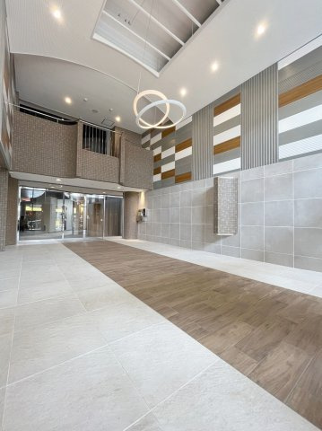 「防音室有」グリーンパーク北葛西のロビー|共有部もリノベーションされた清潔なロビーです