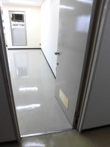 大阪市中央区谷町６丁目の事務所の玄関