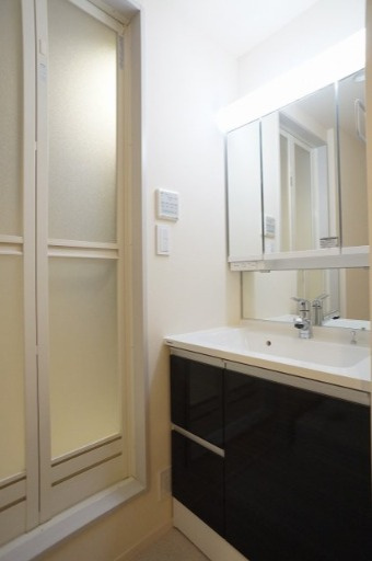 【洗面所】 | The Ark | 三面鏡付き洗髪洗面化粧台です