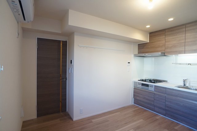 【居間・リビング】 | The Ark | 洋室側からの内観です