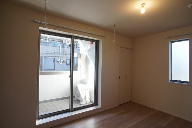 【洋室】 | The Ark | 2面採光の洋室内です