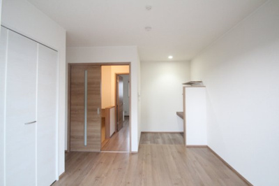 【寝室】 | ドゥースール・ボワ | 奥には書斎コーナーがあります