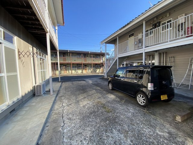 富塚アパートの駐車場