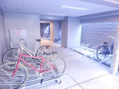 ルーエ五条堀川（旧：フォレスト五条堀川）の駐車場|駐輪場