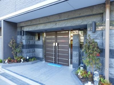 ルーエ五条堀川（旧：フォレスト五条堀川）のエントランス
