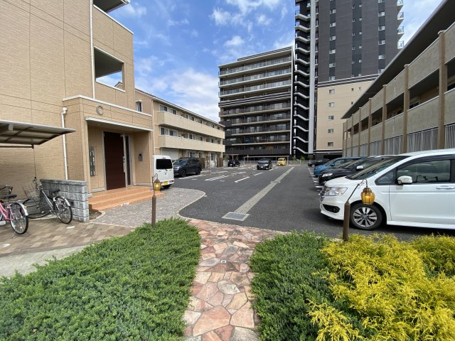 カーザ ヴェルデ Cの駐車場