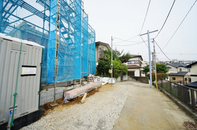【横浜市保土ケ谷区新井町277-3新築戸建て】★仲介手数料無料★（新井小学校・新井中学校）の前面道路含む現地写真|南東側が道路に面しています。
