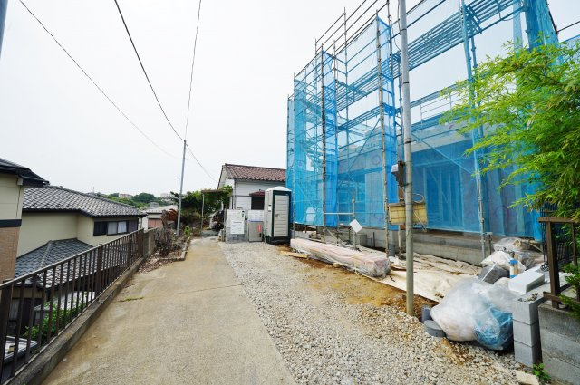 【横浜市保土ケ谷区新井町277-3新築戸建て】★仲介手数料無料★（新井小学校・新井中学校）の前面道路含む現地写真|周辺環境もあわせて、ぜひ現地をご覧ください。