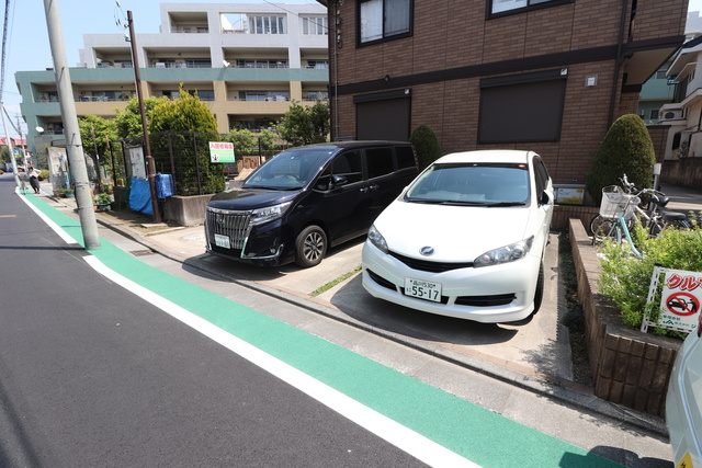 アムールストーンの駐車場
