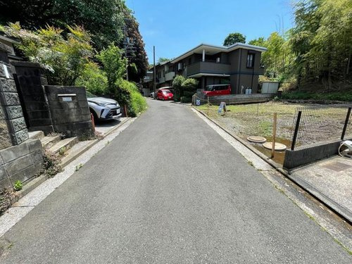 【横浜市保土ケ谷区新井町28-7新築戸建て】★仲介手数料無料★（上菅田笹の丘小学校・新井中学校）の前面道路含む現地写真|緑豊かで、閑静な住宅地。