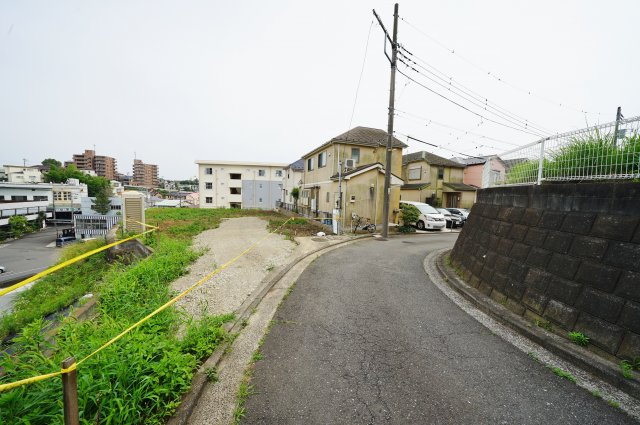 2駅2路線利用可能、住環境に配慮された、お住まいです。の前面道路含む現地写真|道路との高低差はございません。