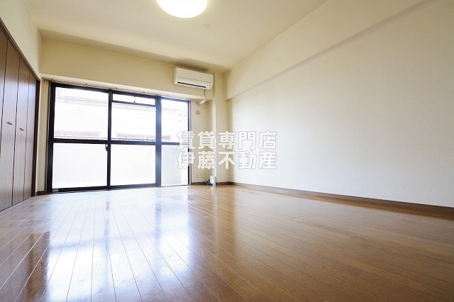 レジデンス黒龍の洋室