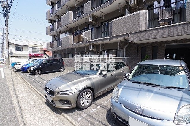 レジデンス黒龍の駐車場