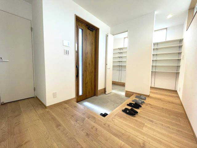 佐伯区八幡が丘1丁目　№28641の玄関|広々と開放的な玄関ホール
来客時も混雑しません。