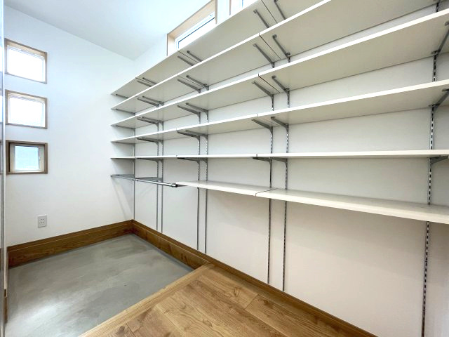 佐伯区八幡が丘1丁目　№28641の収納|シューズインクローク
家族の脱ぎ履きをここですませれば
玄関はいつもきれいさを保てるので
急な来客にも困りません◎