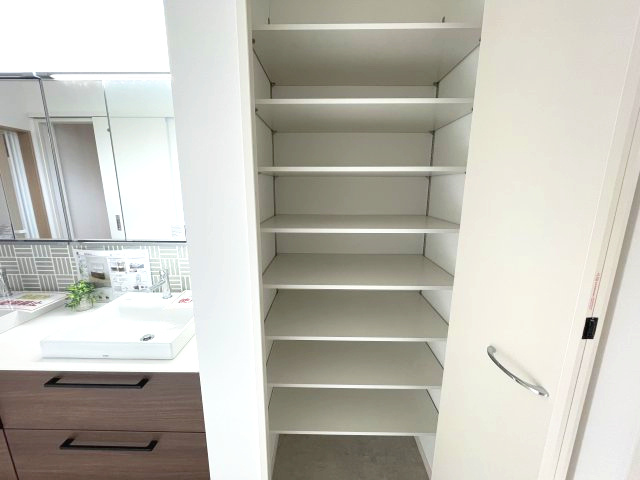 佐伯区八幡が丘1丁目　№28641の収納|洗面台横にも収納があるので
タオルなどの置き場にも便利です。