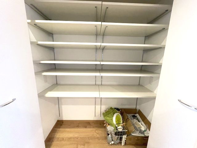 佐伯区八幡が丘1丁目　№28641の収納|リビング横収納