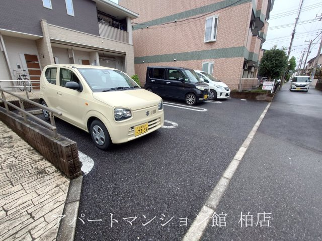 ネーヴェ・レジデンスの駐車場