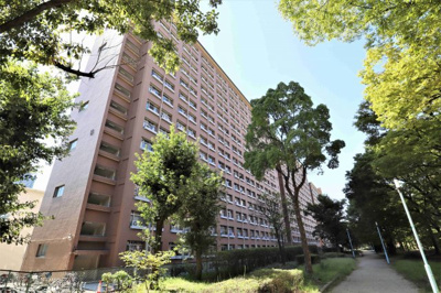 【外観】 | 中津リバーサイドコーポＤ棟 | 中津公園や淀川河川公園等が有り緑の多いエリアに建つマンションです。