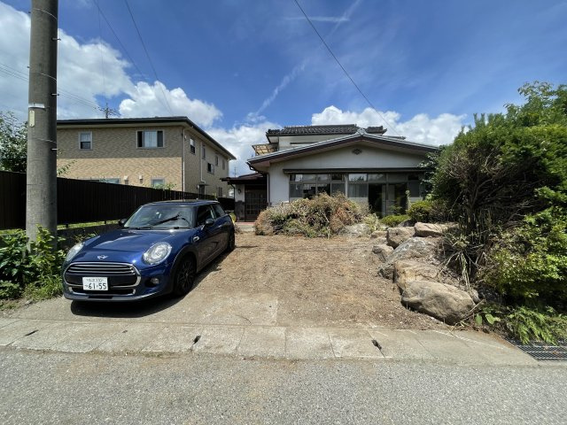 伊那市荒井　中古住宅の駐車場