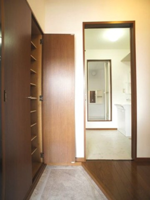 【玄関】 | ラフォーレ・ファインD | たくさん収納できるシューズボックスが付いています♪