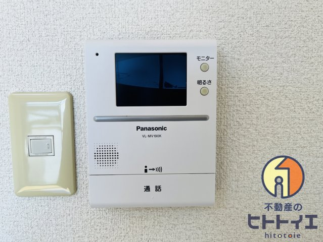 レーヴシャトーのセキュリティ|来訪者の顔が確認できるモニター付きインターフォンです♪