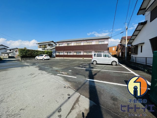 レーヴシャトーの駐車場|駐車場も広く駐車が苦手な方も安心です♪