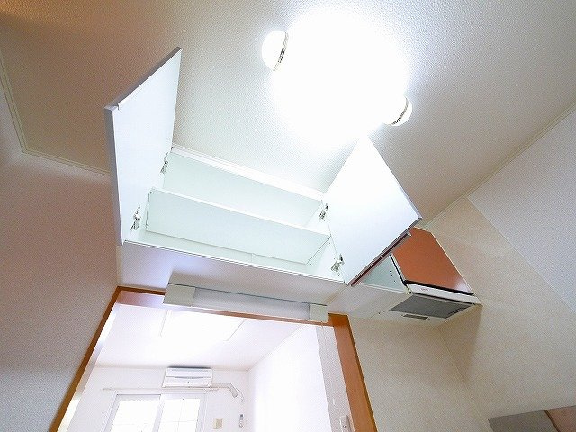 サニーグレイスＭ柳町のキッチン|大きな吊戸棚が便利なキッチン