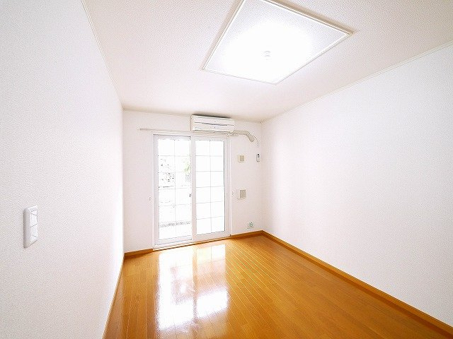 サニーグレイスＭ柳町の居間・リビング|窓が大きく、お庭への出入りもしやすいです