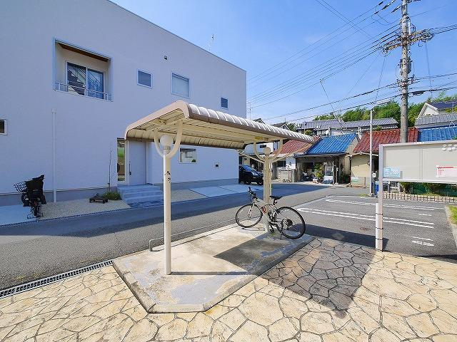 サニーグレイスＭ柳町のその他共用部分|屋根付きの駐輪場が便利ですね