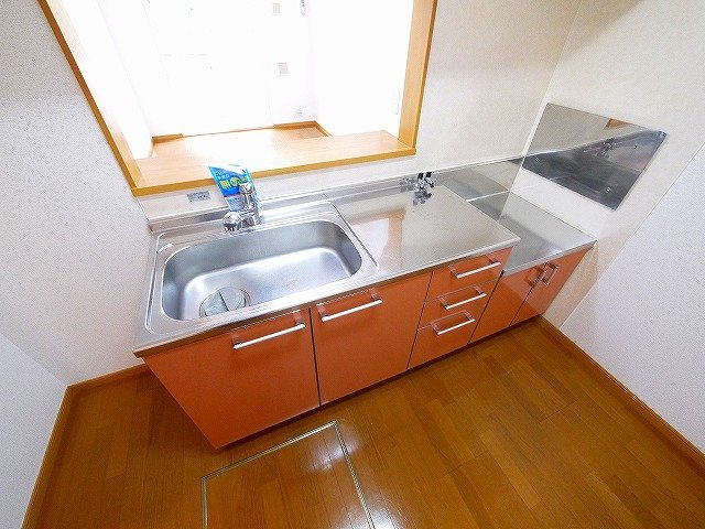 サニーグレイスＭ柳町のキッチン|オレンジが鮮やかなキッチンです