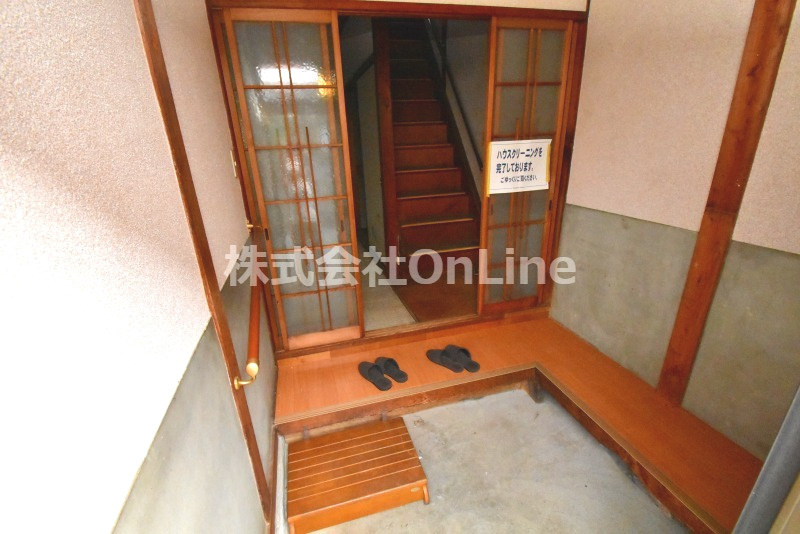 若江本町貸家の玄関