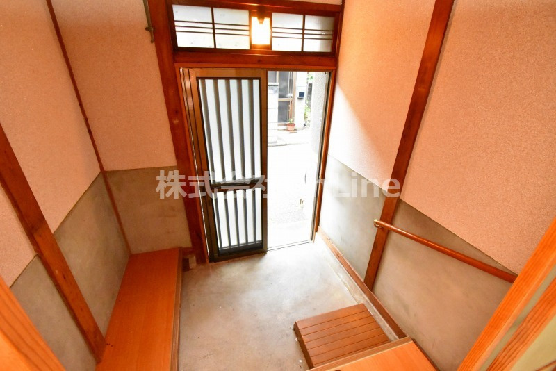 若江本町貸家の玄関