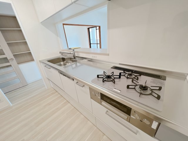 【キッチン】 | グランドパレス室見南 | 機能性の高いキッチンはお部屋のイメージにぴったりのホワイト。収納もたっぷりでき、スペースもゆとりがあります。