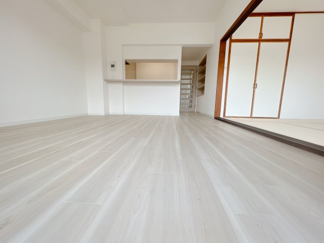 【洋室】 | グランドパレス室見南 | 白を基調としたリビングは上質な時間を育む暮らしのメインステージ。寛ぎとコミュニケーションを育む居心地のよい場所。家族との時間、自分の時間共に大切にできる空間がここにあります♪