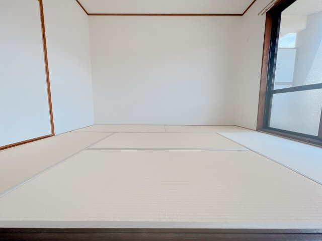 【和室】 | グランドパレス室見南 | ゆったり寛げる和室はバルコニーに面して明るい空間。綺麗な畳の上でゆっくりとくつろげます！