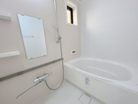 【浴室】 | グランドパレス室見南 | お風呂も充分に広々で、ゆっくりくつろげます。浴室に窓があると換気◎