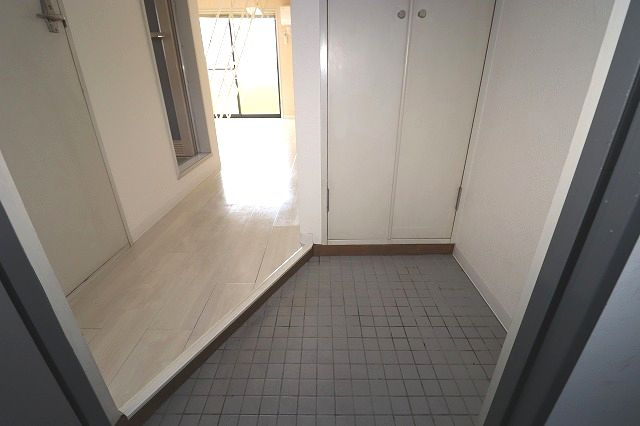 エトワール二葉の玄関|収納もある玄関です