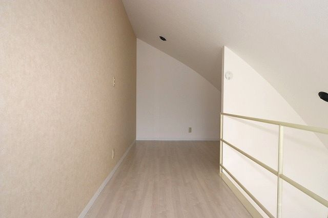 エトワール二葉の内装|明るい室内です