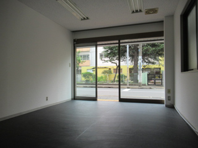 【ロビー】 | 第二荒井ビル | 全面の大きなガラスは外から目立ちます。