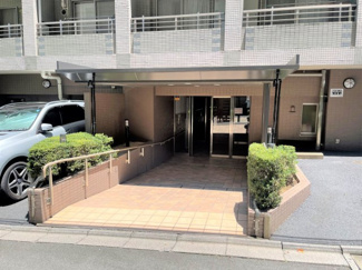 【エントランス】 | マンションの周りには木々や花々など緑も多く、しっかりと手入れされているところをみると、マンションの管理体制のよさがうかがえます