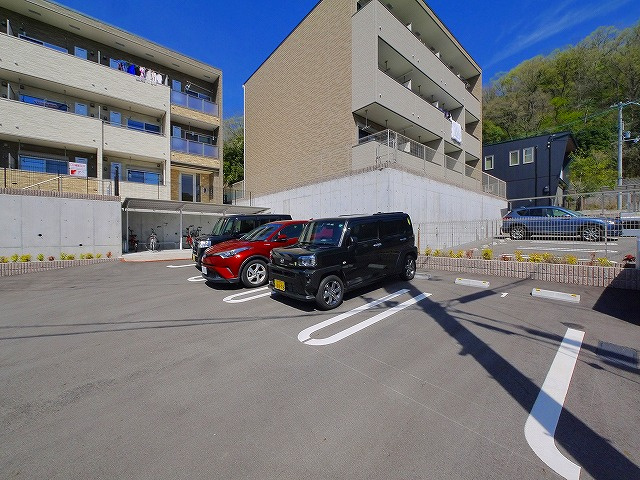 ラ・ルミエールの駐車場|駐車場があるので、車を買う予定の方も安心です