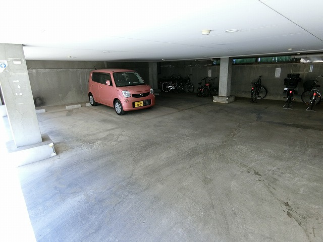 クリエール山中の駐車場