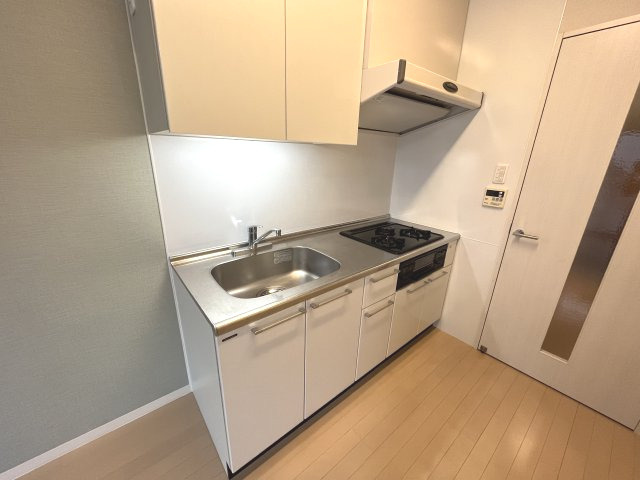 3口コンロの清潔感あるキッチン